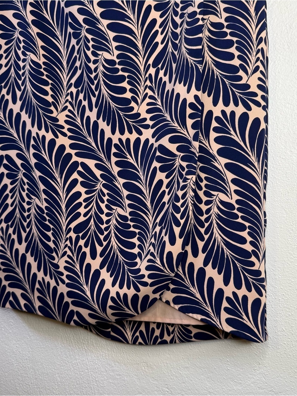 Ann Taylor Women’s Midi Pencil Skirt Faux Wrap Navy & Beige Petal Print Size 8 - Picture 8 of 16